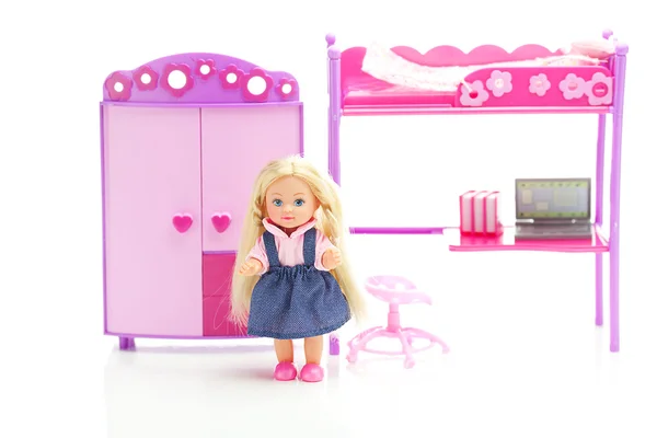 Кукла, кукольный шкаф, кровать, стул и ноутбук изолированы на белом — стоковое фото