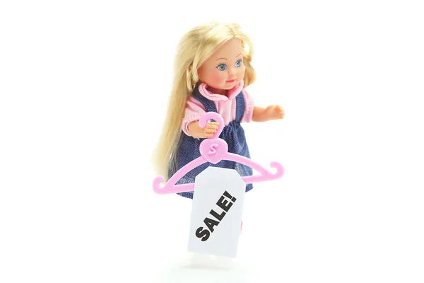 Кукла и вешалка с ценником продажи изолированы на белом — стоковое фото