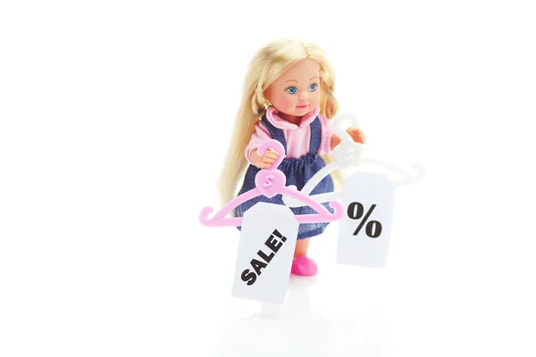 Кукла и вешалка с ценником продажи изолированы на белом — стоковое фото