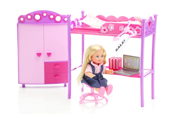 Muñeca y percha con un precio de venta, armario de muñecas, cama, silla —  Fotos de Stock