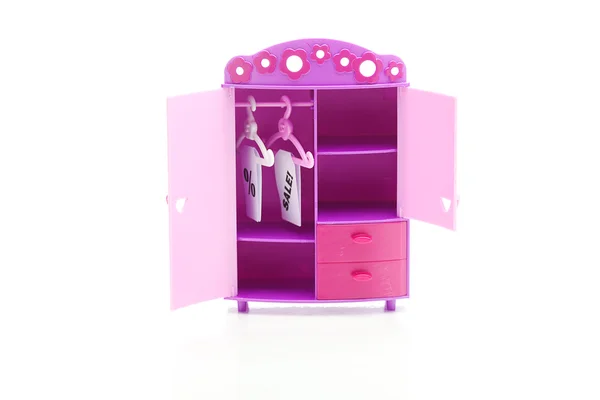 Вешалка с ценником продажи и кукольный шкаф изолированы на белом — стоковое фото
