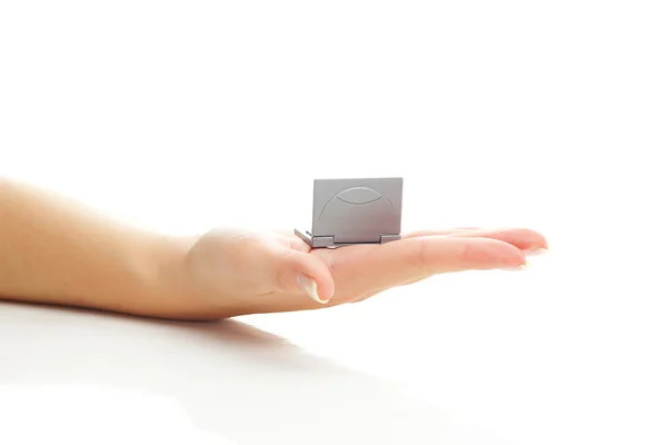 Мініатюрний ноутбук в руці ізольований на білому — стокове фото