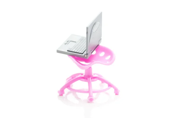 Μινιατούρα laptop και την καρέκλα που απομονώνονται σε λευκό — Φωτογραφία Αρχείου