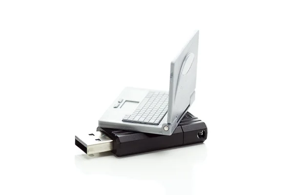 Laptop miniatur dan flash usb diisolasi dalam warna putih — Stok Foto