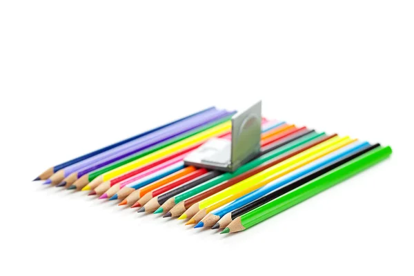 Цветные карандаши и миниатюрные ноутбуки, изолированные на белом — стоковое фото
