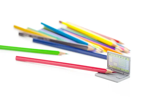 彩色的铅笔和微型笔记本电脑上白色隔离 — 图库照片