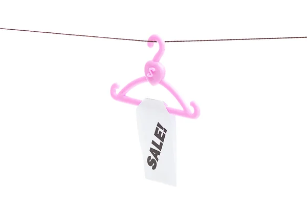 Cintre avec une étiquette de prix vente accroché à une corde isolée sur blanc — Photo