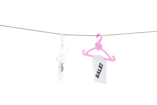 与白色上孤立的一根绳子上挂着的价格标签出售衣架 — 图库照片