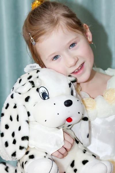 Πορτρέτο του ένα όμορφο μικρό κορίτσι με έναs παιχνίδι σκύλοs — Φωτογραφία Αρχείου