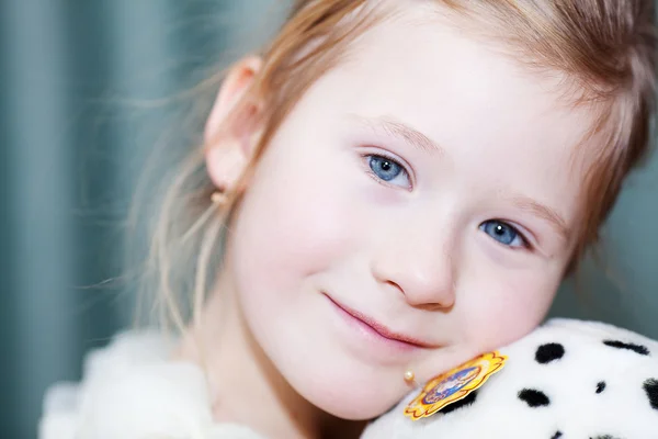 Портрет красивої маленької дівчинки з іграшковим собакою — стокове фото