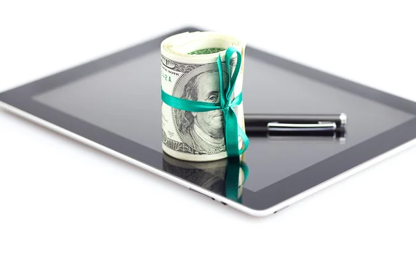 Tablet, tüp dolar ve üzerinde beyaz izole kalem — Stok fotoğraf