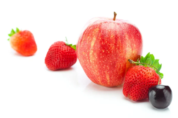 Μεγάλο ζουμερό κόκκινο ώριμες φράουλες και μήλο που απομονώνονται σε λευκό — Φωτογραφία Αρχείου