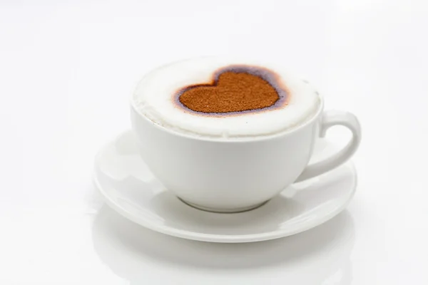 Cappuccino dans une tasse en forme de coeur isolé sur blanc — Photo