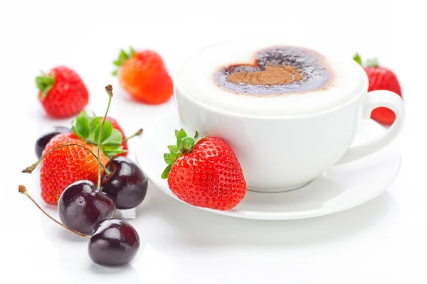 Cappuccino en una taza en forma de corazones, cereza y fresa —  Fotos de Stock