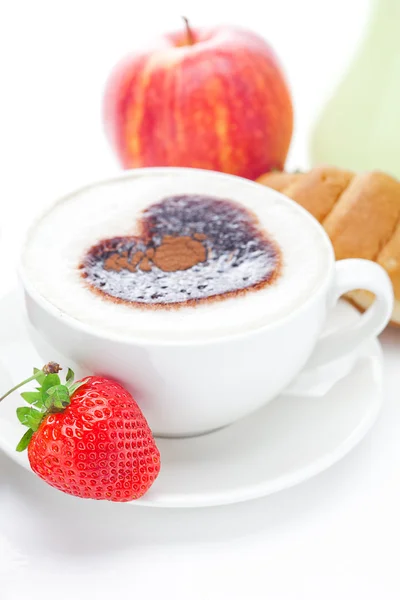 Cappuccino i et beger i form av hjerte, eple, croissant og – stockfoto