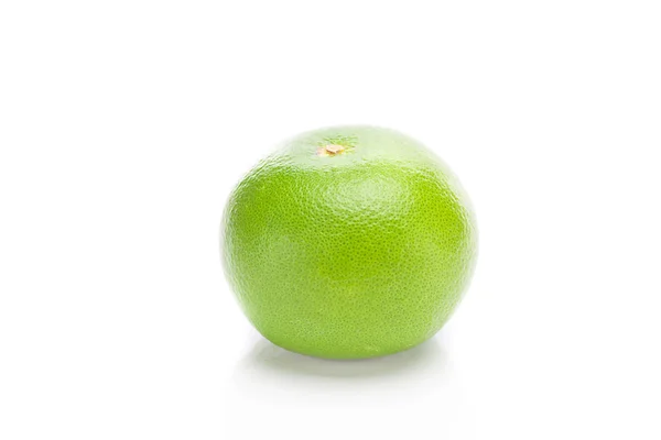 Słodki grejpfrut zielony na białym tle — Zdjęcie stockowe