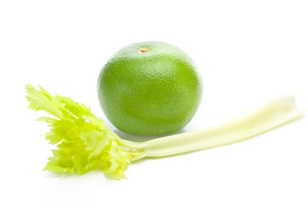 Selleri och grön grapefrukt isolerad på vit — Stockfoto