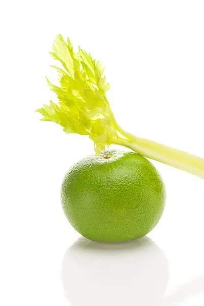 Selderij en groen grapefruit geïsoleerd op wit — Stockfoto