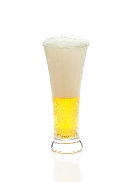 Světlé pivo s pěnou ve vysoké sklenici izolovaných na bílém — Stock fotografie
