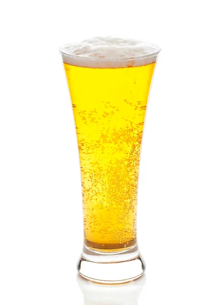 Bière légère avec la mousse dans un grand verre isolé sur blanc — Photo