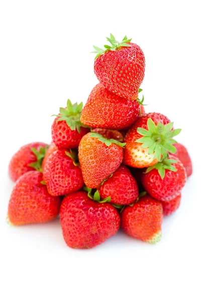 Stora saftiga röda mogna jordgubbar isolerad på vit — Stockfoto