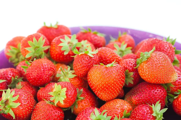 Erdbeeren in einem Glasteller isoliert auf weiß — Stockfoto