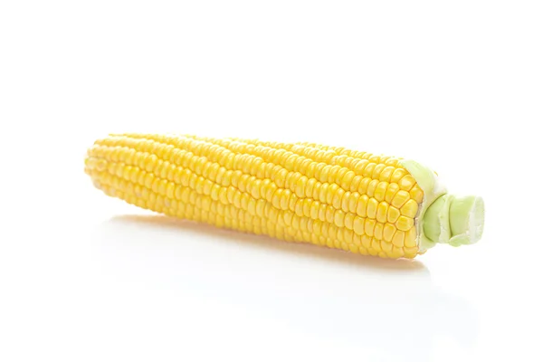 白に隔離された熟した黄色いトウモロコシ — ストック写真