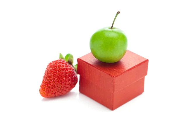 Caja de regalo roja, fresa y ciruela verde aislada en blanco — Foto de Stock