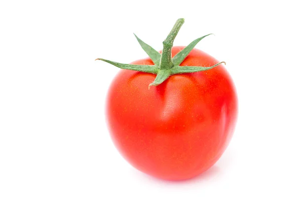 Rote reife Tomate isoliert auf weißem — Stockfoto