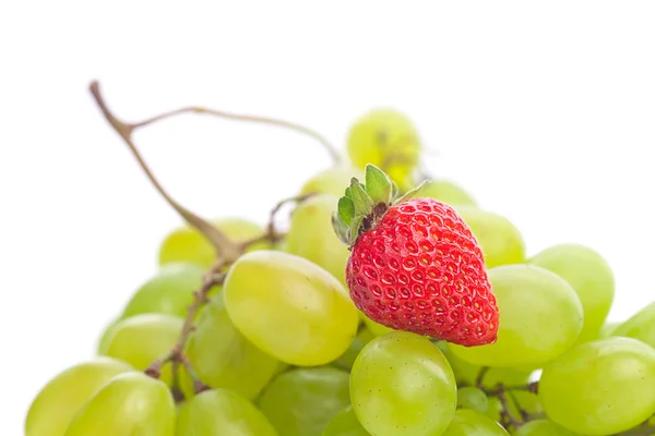 一堆的白葡萄和草莓上白色隔离 — 图库照片