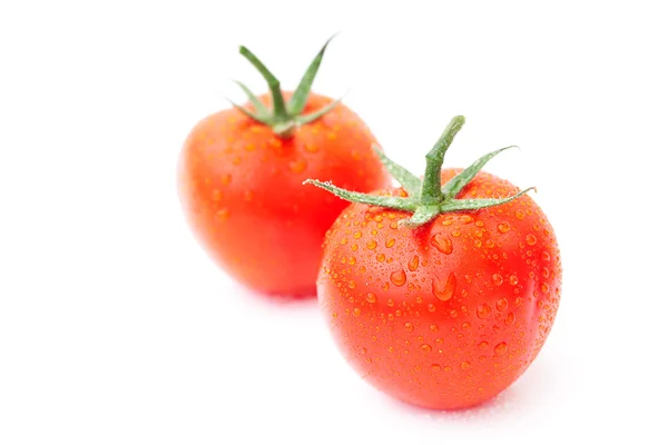 Tomat med vattendroppar isolerade på vitt — Stockfoto