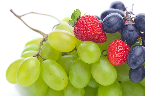 Kilka białych i czarnych winogron i truskawki na białym tle na whi — Zdjęcie stockowe