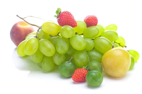 Racimo de uvas blancas, melocotón y ciruela amarilla aislados en blanco —  Fotos de Stock