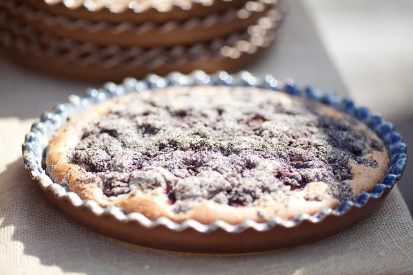 Pie in a ceramic bowl at the fair — Stock Photo, Image