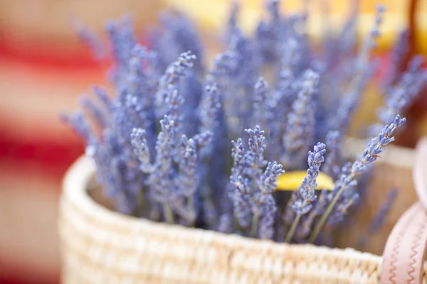 Flores de lavanda secas em cesta na feira — Fotografia de Stock