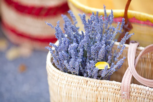 Flores de lavanda secas em cesta na feira — Fotografia de Stock