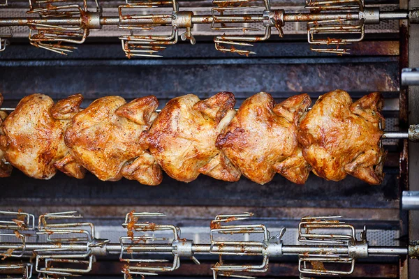 Kurczak z grilla na tle szpikulec — Zdjęcie stockowe