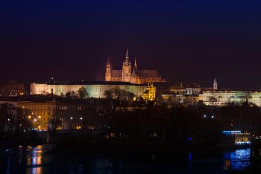 Prag Kalesi 'nin güzel gece manzarası