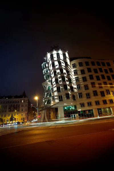 Prágai táncoló ház gyönyörű éjszakai látképe — Stock Fotó