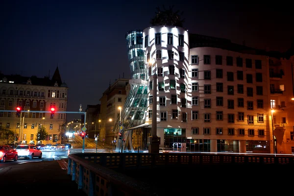 Bela vista noturna de Praga Dancing House — Fotografia de Stock