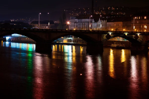 Гарний нічний погляд мосту в Празі — стокове фото