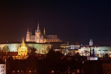 Prag Kalesi 'nin güzel gece manzarası