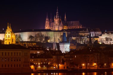 Prag Kalesi 'nin güzel gece manzarası