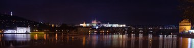 Prag Kalesi 'nin güzel gece manzarası