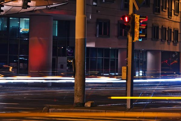 Strip from passing cars and traffic lights at night street — Stock Photo, Image
