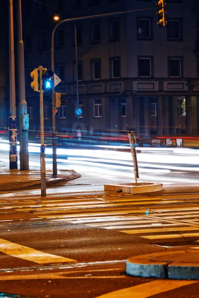 Strip from passing cars and traffic lights at night street — Stock Photo, Image