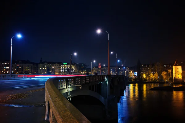 Hermosa vista nocturna del puente de Praga — Foto de Stock