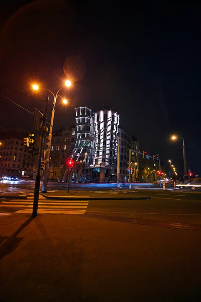 Bela vista noturna de Praga Dancing House — Fotografia de Stock