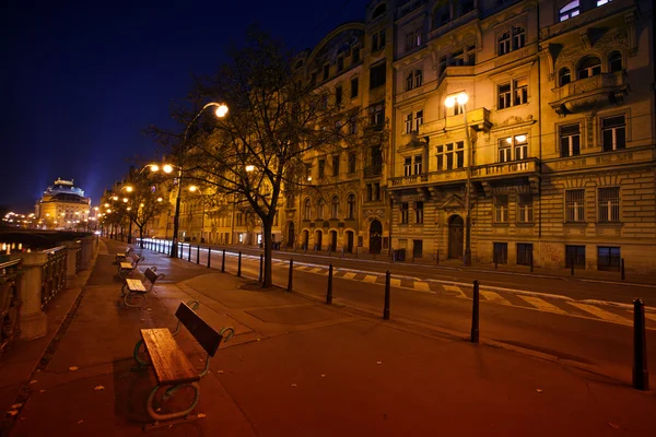 Vista noturna do Teatro Nacional em Praga — Fotografia de Stock