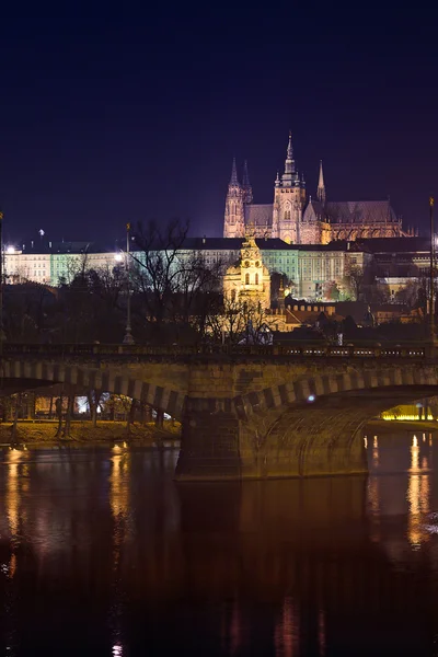Όμορφη νυχτερινή θέα του Κάστρου της Πράγας — Φωτογραφία Αρχείου